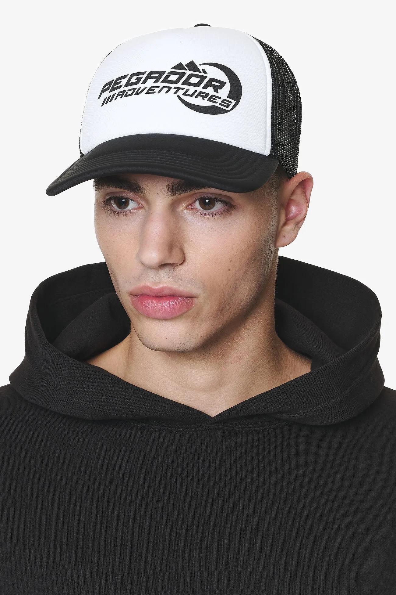 pegador-eazor-black-white-trucker-cap