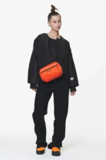 pegador-insideout-black-signal-red-cross-body-bag-5